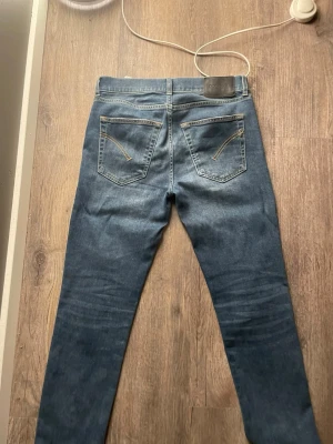 Don duo jeans daila skin fit - Pris kan sänkas vid snabbt köp Säljer ett par blå jeans med smal passform och snygga kontrastsömmar. Bakfickorna har unika broderade detaljer och en liten metall-logga. Jeansen är i klassisk denim och passar perfekt till en trendig vardagslook.