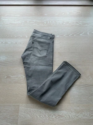 Grå Levis jeans - Säljer nu dessa unika Levis jeans som jag aldrig riktigt sett förut dom har färg grå med svarta sömmar | skick 8,5/10 | storlek 32/32 | passform slim fit men raka nere till | mitt pris 249kr | hör av er vid intresse pris går alltid och diskutera | glöm ej kolla profil för erbjudande!💯