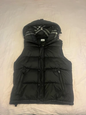 Burberry jacka/väst  - Säljer den här feta burberry jackan som man kan ha som väst oxå! Perfekt till en kylig sommar kväll! Storlek M, passar mig perfekt som är 180cm