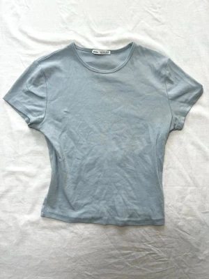 Ljusblå cropped t-shirt - Croppad t-shirt från Bershka. Storlek M men passar mer en typisk S. 