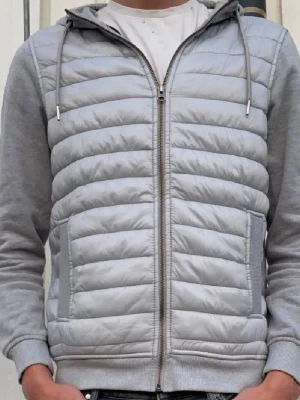 Livetgy cardigan - Snygg livergy cardigan i väldigt bra skick, storleken är M pch sitter perfekt på mig som är 185cm. Skulle säga att den är mellan S och M.  