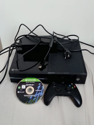 Xbox One 500GB med Fifa 22 - Konsolen är i fint skick och kontrollen funkar utan problem.  Vad som ingår: 1 konsol 1 kontroll Fifa 22 Nya batterier Alla tillhörande kablar