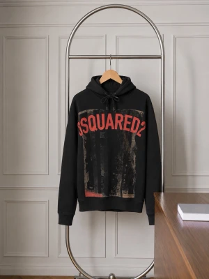 Svart hoodie från Dsquared2 - Säljer en svart hoodie från Dsquared2 i storlek M med röd text på framsidan. Nypris ca 7000kr, hoodien har en klassisk design med huva och dragsko. Perfekt för en avslappnad stil.