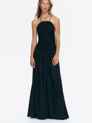 Klänning  - Jätte fin klänning från hm i strl S, så elegant och perfekt till utomlands, helt oanvänd med lapp kvar, köpte under rean för 599kr (orginalpris 899kr)