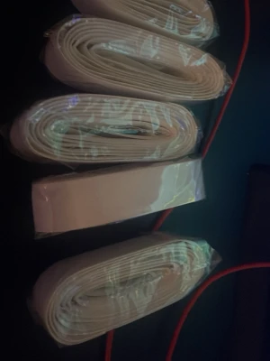5 lindor - Säljer flera vita halsdukar i mjukt bomullsmaterial. Halsdukarna är släta och rektangulära, perfekt att styla på olika sätt. De är förpackade i plast och har en enkel, clean look som passar till det mesta.