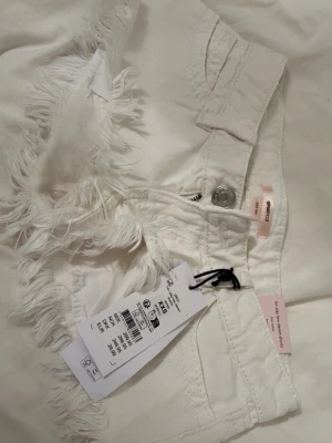 Lågmidjade vita shorts  - Säljer mina jättefina Lågmidjade shorts från Gina 14+! Som även är helt oanvända med prislapp också! De är i xxs men skulle säga att de kan sitta om en xs också! Säljer pga av att jag har dubbletter!🙏🏼💕