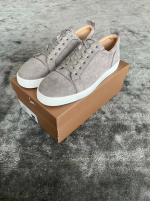 Loubs - Ett par feta gråa Loubs i mocka, Storlek 44, Oanvända      Skriv till mig via funderingar