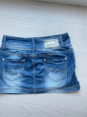 Jeanskjol  - Super snygg jeanskjol ifrån märket Miss Grace, priset kan definitivt diskuteras! Bra skick förutom att ”etiketten” är lite sliten💕 Strl XL men skulle säga att den är mer som en M Midjemått: 38 cm, ganska stretchigt material