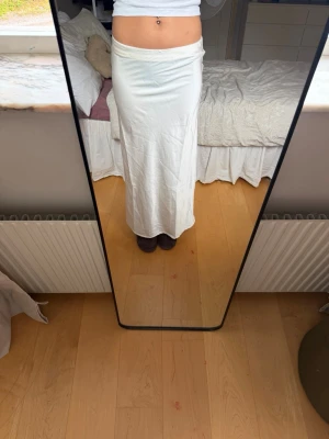 Satin kjol  - Säljer en helt oanvänd satinkjol ifrån lager. Den är vit/creme färgad med lappen kvar 