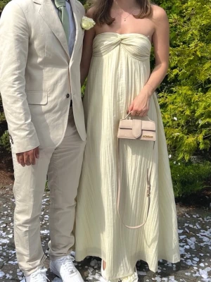 Beige Jacquemus Bambino handväska - Säljer en beige mocka Jacquemus Bambino handväska i slätt läder med guldfärgad logga framtill. Väskan har ett topphandtag, avtagbar axelrem och stilren, rektangulär form. Köpt för 6700kr för två år sen från Farfetch, fint skick i mocka. Beställningskvitto och dust bag kommer med💗
