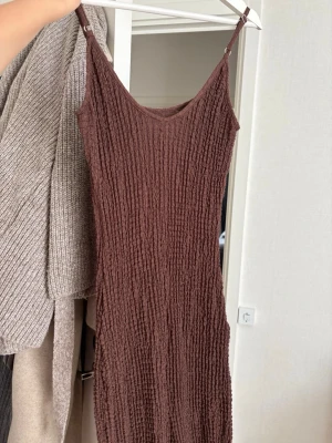 Brun klänning - Säljer en jättefin brun ribbad klänning som är köpt utomlands. Aldrig använd, inga skador eller så, helt nytt skick. Superfin klänning🤎 skriv för mer info/bilder på. Storlek M men passar även mig som brukar ha Xs/S