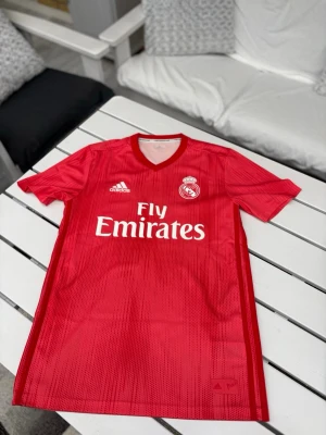 Real Madrid Adidas Parley 2018/19 Third Jersey - Äkta Real Madrid Adidas Parley 2018/19 Tredje tröja Storlek S. Endast använd några gånger, mycket fint skick. Svår att hitta idag. Hör gärna av dig vid frågor eller prisförslag.