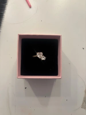 Pandora ringa 16,5 - En pandora ring jättefin med lite färg borta längst bak nästan helt ny haft i 4 månader jätte fin i färgen guld i storleken 16,5 kan gå ner lite i pris om d behövs 