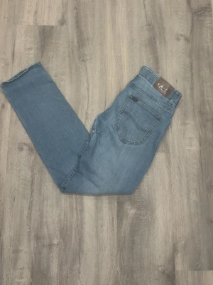 Lee - Snygga blå jeans från Lee, modell Extreme Motion  MVP, Jeansen har klassisk femficksdesign, raka ben och en bekväm midja. Materialet är stretchigt för extra komfort och passform. 