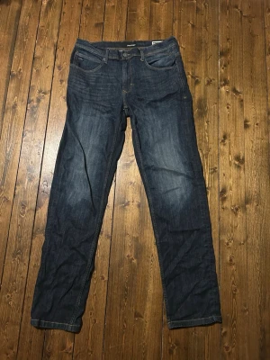 Mörkblå jeans från Blend - Snygga mörkblå jeans från Blend med klassisk femficksmodell och raka ben. Jeansen har kontrastsömmar och är tillverkade i slitstarkt denimtyg. Perfekta för en avslappnad och trendig stil. jag har använt den typ 3 gånger.