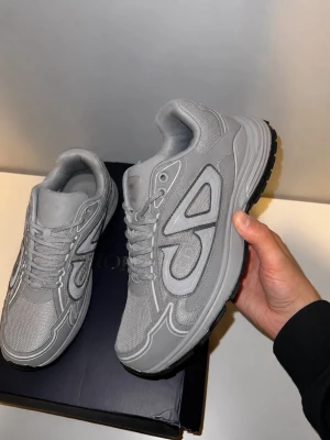 Gråa sneakers med reflexer  - Säljer min b30 skor med reflexer. Hör av sig för fler bilder och pris diskuteras 