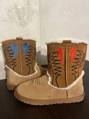 Bazo 1199 Uggs  - Nyskick, använda max 1 gång. Extremt sällsynta då de inte produceras längre. Strl 4 (motsvarar 44-45). Sjukt sköna och varma