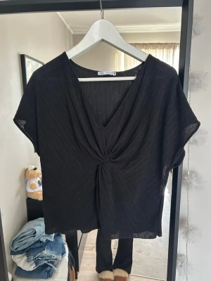 Svart topp - Säljer denna jättefina svarta toppen från Zara🥰