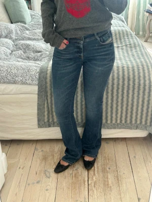 Blå bootcut diesel jeans  - Blåa dieseljeans med bootcut använda väldigt få gånger