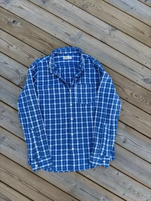 Sällsynt Hollister skjorta - Säljer denna sällsynta Hollister skjorta i mycket bra skick, inga defekter! Storlek S. Kontrollera måtten innan ni köper! Hör av er vid frågor eller minsta fundering 🙌  Se mått nedan:  Längd: 66 cm  Bred: 49,5 cm  Ärm: 60 cm