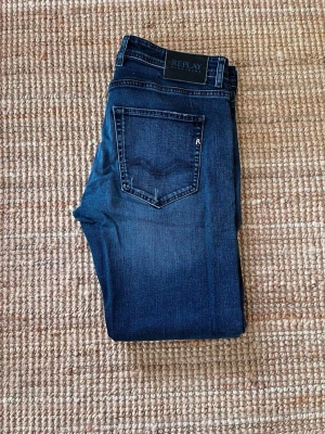 Mörkblå jeans från Replay - Snygga mörkblå jeans från Replay med klassisk femficksdesign och raka ben. Jeansen har en diskret tvättad look och tydliga sömmar. Perfekta för dig som gillar stilrena och tidlösa jeans.