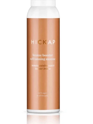 Hickap bronze booster brun utan sol - Hickap bronze booster self tanning mousse ger en solkysst look utan sol. Moussen är vegansk och passar alla hudtyper. Kommer i en brun och vit flaska med stilren design. Perfekt för dig som vill ha en naturlig bränna året runt.