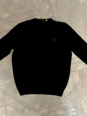 Ralph Lauren - Säljer en svart stickad Ralph Lauren tröja som knappt är använd. Den är i väldigt bra skick och sitter nice på. Den är storlek M men passar som S.  Skriv om du undrar något eller vill ha fler bilder. Pris kan diskuteras.