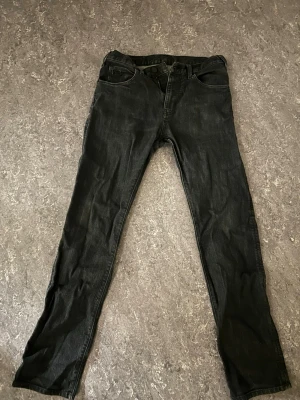 Svarta jeans från Emporio Armani - Snygga svarta jeans från Emporio Armani med klassisk femficksmodell och diskret logga på bakfickan. Jeansen har smal passform och är tillverkade i ett mjukt denimtyg som ger en modern look.