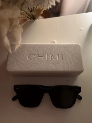 Svarta solglasögon från CHIMI - Snygga svarta solglasögon från CHIMI modell 04, Glasögonen har mörka linser och diskreta silverdetaljer vid fronten. Kommer med ett vitt CHIMI-fodral💓💓