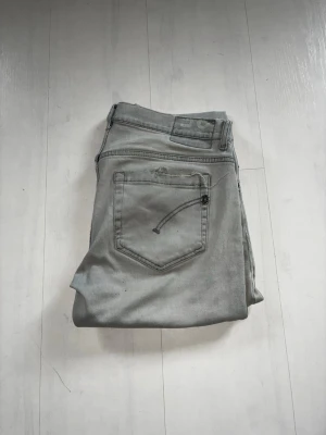 Dondup Jeans 👖  - Ett par riktigt feta Dondup Jeans 👖 Dem är riktigt sköna på benen👍 och är riktigt bra kvalitet🌠 Priset är ej hugget i sten så kom med bud🤝
