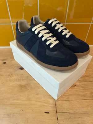 Masion Margielas skor - Tja säljer nu ett helt par nya Masion Margielas som är riktigt stilrena och aldrig använda, storlek 44.                                                                                       Hör av er vid frågor