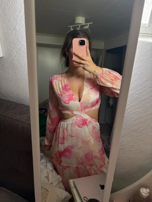 Klänning - Heeej skriv till mig om du har någon fundering eller vill ha fler bilder🥰😇❤️