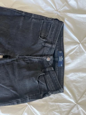 Svarta bootcut jeans - Säljer ett par svarta bootcut jeans som jag tyckte va lite stora i midjan så sydde in som nån centimeter på sidan, sys knappt!!💕