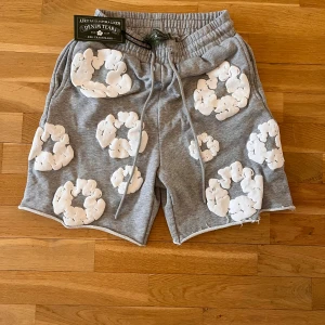 Denim Tears - Grå mjuka shorts från Denim Tears med vita blommor, är i nytt skick, vid frågor kontakta mig
