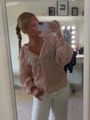 Rosa blus - Skit snygg rosa blus från Zara som knappt är använd, storlek Xs men skulle säga att den passar mer en S❤️