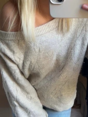 Beige off shoulder-tröja - Säljer min fina stickade tröja från Gina Young då den inte kommer till användning! 💓