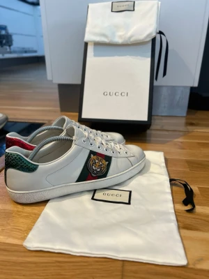 Gucci ace  - Snyggaste vita vår skorna som finns! Uk 9 passar dig som har 42-43. Skick 9/10 nypris 7k  endast dustbag ingår 