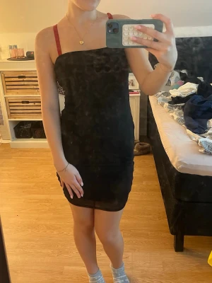 Svart tight kortklänning - Säljer denna svarta klänningen för den är för stor för det ej är min storlek den är i jätte bra skick, skriv om du undrar nåt💕