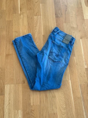 Replay Anbass - Säljer ett par riktigt snygga Replay Anbass. Storleken på jeansen är W33, L30. Passar S/M/L. Perfekta till vardagslooken och passar till det mesta. Säljs för 399kr pga att jag inte får användning av dem och nypris är 1500-1800kr!☺️