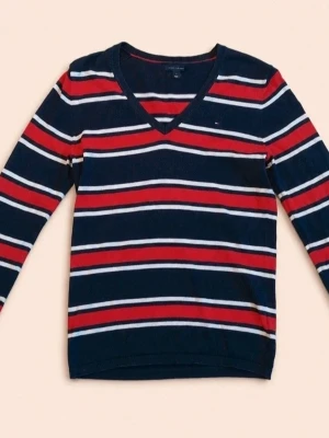 Randig tröja Tommy Hilfiger preppy y2k - Snygg långärmad tröja från Tommy Hilfiger med marinblå, röda och vita horisontella ränder. V-ringad modell i mjukt material, perfekt för en avslappnad men stilren look. Liten logga broderad på bröstet.
