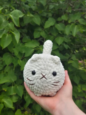 Virkad katt - Handvirkad loaf katt i creme vit🤍 Virkad i mjukt chenillegarn för en mysig känsla🐱       ⚠️Obs! Säkerhetsögon rekommenderas ej för barn under 3 år⚠️