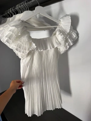 Viral zara klänning🩵🩵🩵 - Säljer denna sååå sååå söta vita klänning som är helt perfekt🥹🥹🥹🤍🤍🤍🤍