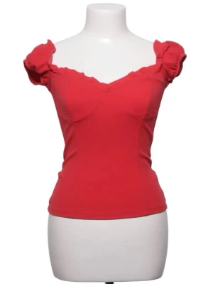 Röd offshoulder topp med volang - Snygg röd topp med offshoulder-design och volangdetaljer vid ärmarna. Säljer för att den tyvärr är för liten för mig. 