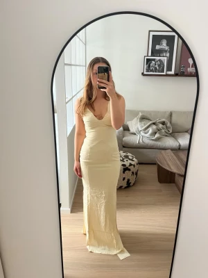 Adoore klänning, Andria dress - Super snygg klänning från Adoore, Andria dress vanilla yellow. Aldrig använd och prislapp kvar.