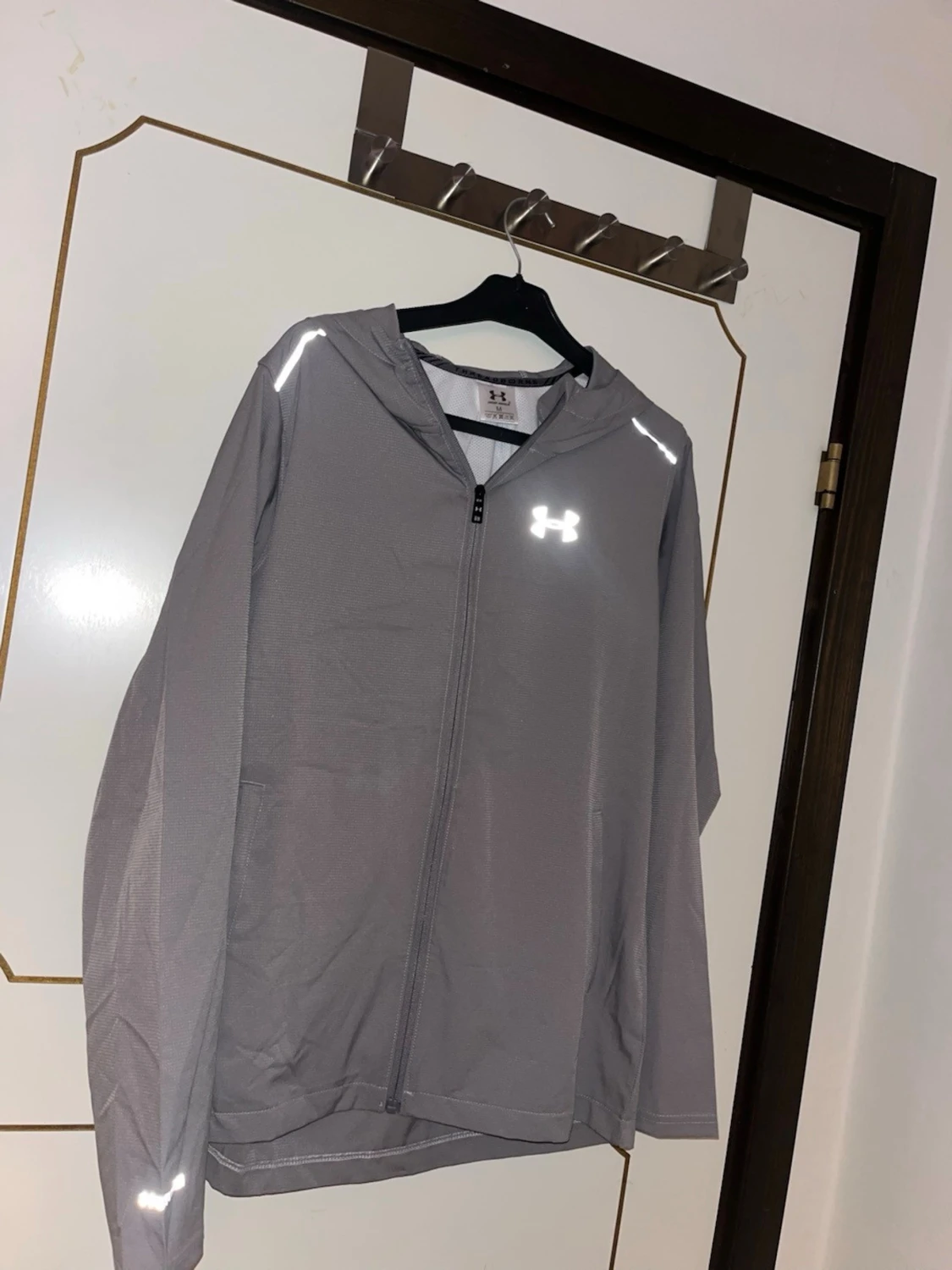 Grå vindjacka från Under Armour