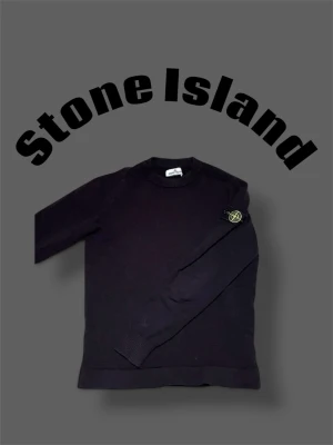 Stine Island tröja - •Stickad stone Island tröja.                                           •Stickad i merinoull.                                                       •storlek XS.                                                                     •mycket bra skick                                                                              •skriv vid frågor, pris kan diskuteras.👌🤝