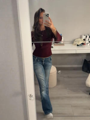 Vinröd tunn stickad  - Säljer en vinröd långärmad topp! Superfin färg och går att styla på så många sätt och på unika sätt💞💞