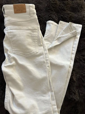 Vita jeans med slits från Gina Tricot 🤍 - Säljer ett par vita jeans från Perfect Jeans med hög midja och som har sits nertill benen. De är i bra skick och ser gärna till så de går till användning för någon annan, kontakta mig privat vid intresse 