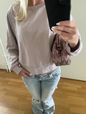 Ljuslila sweatshirt - Ljuslila/grå sweatshirt med ribbade muddar. Storlek M men passar mig som är xs/s. Hör av er vid frågor eller prisförslag! 