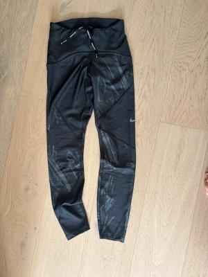 Träningstights från Nike - Svarta Träningstights från Nike med grå detaljer